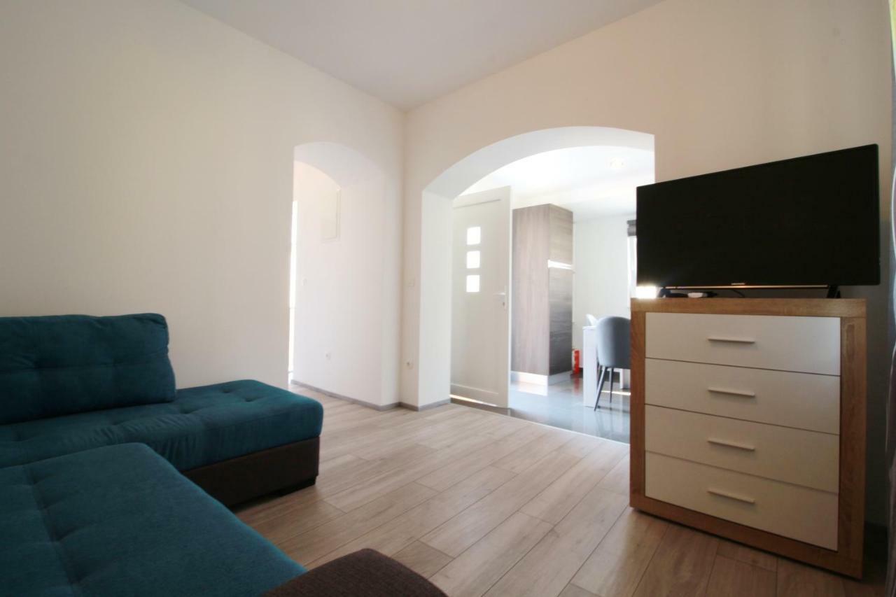 Apartment Sara With Seaview Petrčane Kültér fotó